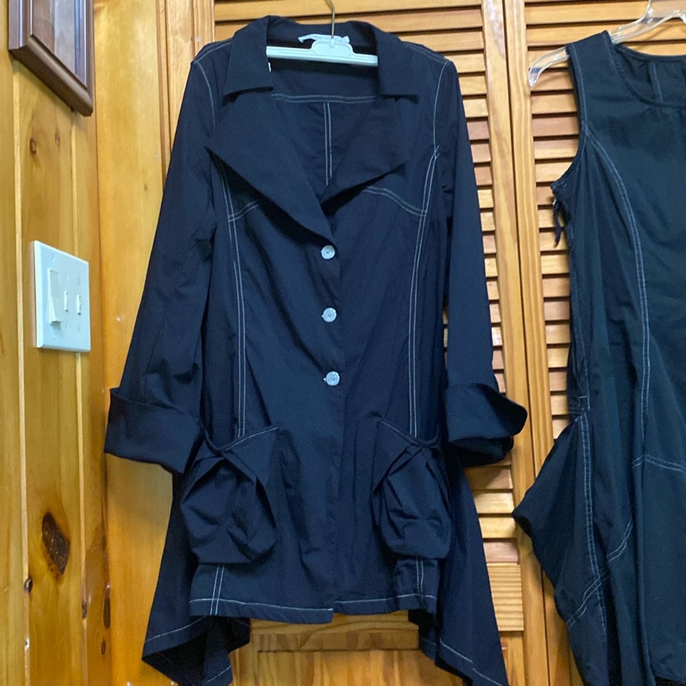 Lauren Vidal Nice top with long sleeves three button front and long sleeves